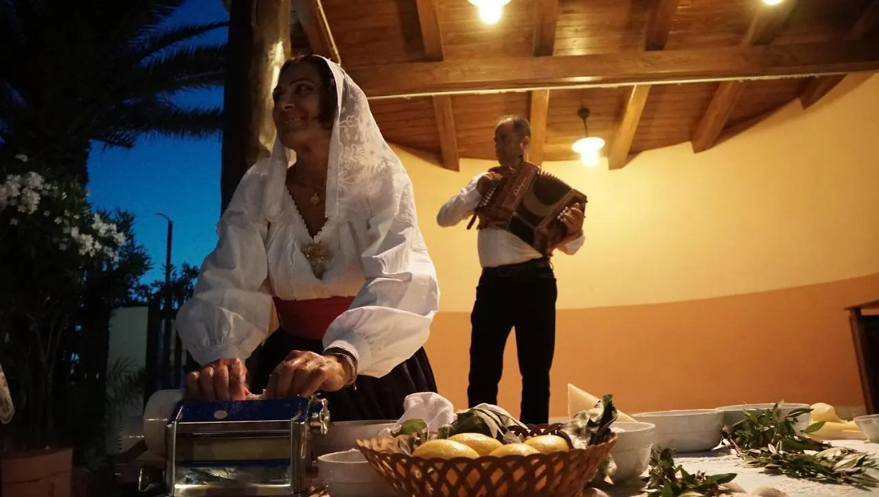 مكان تخييم Villaggio Camping Torre Del Porticciolo بورتو كونتي
